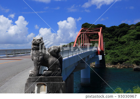 Ikei Ohashi Bridge: A scenic spot connecting Ikei Island and Miyagi Island (photographed in August 2022) 93030967