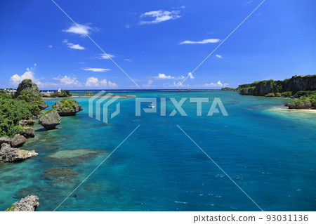 伊計大橋的壯麗景色 漁船經過 伊計大橋的壯麗景色 漁船經過 93031136