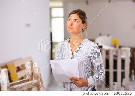 Female architect inspecting construciton site 93031559