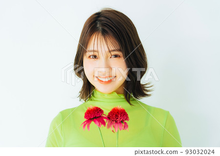 鮮花和年輕女性的髮型和美容圖像 93032024