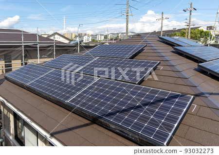 屋頂更換工作完成後，安裝了之前安裝的太陽能電池板。 93032273