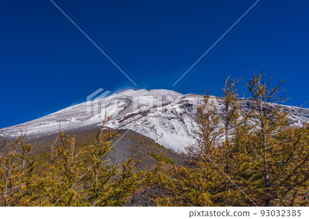 (Shizuoka Prefecture) The summit of Mt. Fuji looking up from the Mt. (Shizuoka Prefecture) The summit of Mt. Fuji looking up from the Mt. 93032385