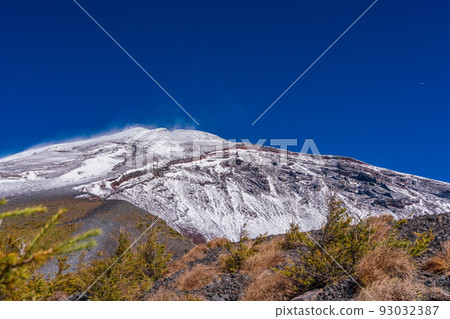 (Shizuoka Prefecture) The summit of Mt. Fuji looking up from the Mt. (Shizuoka Prefecture) The summit of Mt. Fuji looking up from the Mt. 93032387
