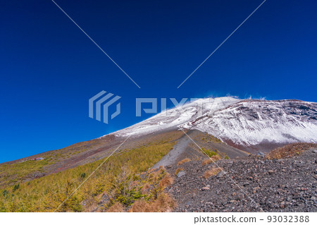 (Shizuoka Prefecture) The summit of Mt. Fuji looking up from the Mt. 93032388