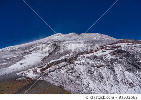 (Shizuoka Prefecture) Mt. Fuji's first snow cap The summit of Mt. Fuji looking up from the Hoei crater rim 93032662