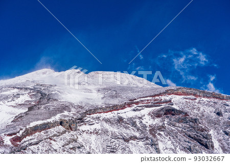 (Shizuoka Prefecture) Mt. Fuji's first snow cap The summit of Mt. Fuji looking up from the Hoei crater rim (Shizuoka Prefecture) Mt. Fuji's first snow cap The summit of Mt. Fuji looking up from the Hoei crater rim 93032667