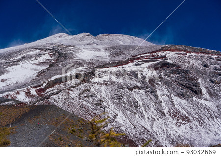 (Shizuoka Prefecture) Mt. Fuji's first snow cap The summit of Mt. Fuji looking up from the Hoei crater rim 93032669