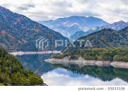秋季立山黑部阿爾卑斯山脈路線黑部水壩(黑部湖) 秋季立山黑部阿爾卑斯山脈路線黑部水壩(黑部湖) 93033106