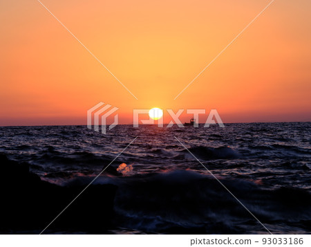 室戶海岸的日落和漁船 室戶海岸的日落和漁船 93033186