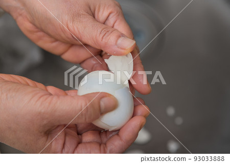 [Middle housewife peels a boiled egg] 93033888