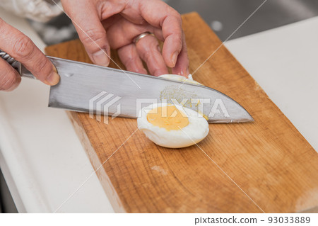 [Cut a boiled egg with a Santoku knife] 93033889