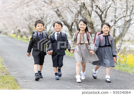 入學典禮形像新一一年級學生沿著櫻花樹散步 93034064