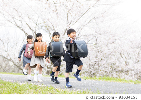Enrollment ceremony image New first graders having fun 93034153