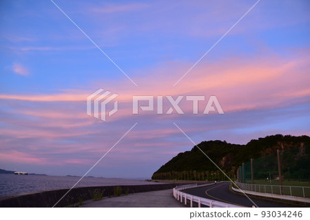 雲彩被早晨的陽光染成彩色 雲彩被早晨的陽光染成彩色 93034246