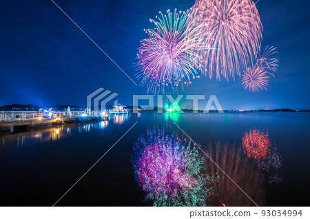 [With color correction] Large beautiful fireworks that bloom in the midsummer night sky｜Lake Shibayamagata at Katayamazu Onsen, Kaga City, Ishikawa Prefecture 93034994