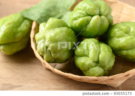 Chayote squash fruit in basket on wooden table, Organic vegetables Chayote squash fruit in basket on wooden table, Organic vegetables 93035173