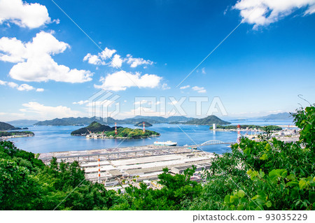 This is the scenery of the port area in the city of Hiroshima. You can see Kanawajima and Motoujina Park. Enjoy the beauty of the islands of the Seto Inland Sea. This is the scenery of the port area in the city of Hiroshima. You can see Kanawajima and Motoujina Park. Enjoy the beauty of the islands of the Seto Inland Sea. 93035229