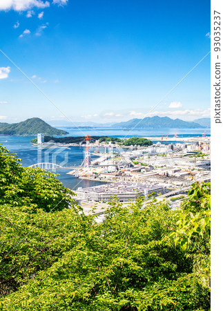 This is the scenery of the port area in the city of Hiroshima. You can see Motoujina Park and the Dejima area. Enjoy the beauty of the islands of the Seto Inland Sea. 93035237