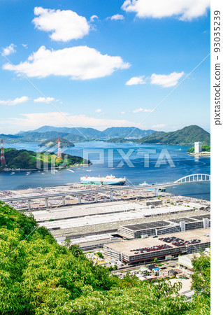 這是廣島市港區的風景。可以看到金輪島和元品公園。享受瀨戶內海島嶼的美景。 這是廣島市港區的風景。可以看到金輪島和元品公園。享受瀨戶內海島嶼的美景。 93035239