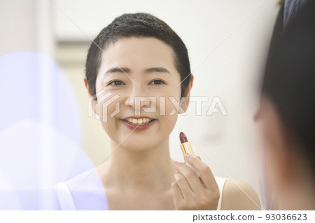 美短髮中年婦女在鏡子前化妝 美短髮中年婦女在鏡子前化妝 93036623