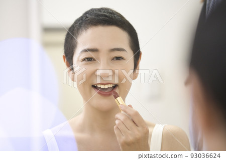 美短髮中年婦女在鏡子前化妝 美短髮中年婦女在鏡子前化妝 93036624