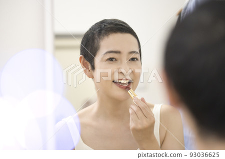 美短髮中年婦女在鏡子前化妝 美短髮中年婦女在鏡子前化妝 93036625