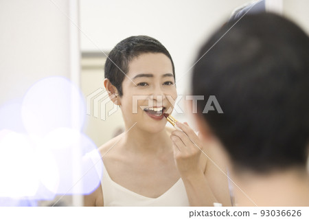 美短髮中年婦女在鏡子前化妝 美短髮中年婦女在鏡子前化妝 93036626