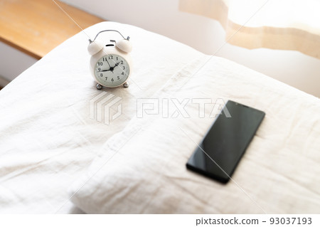床上的智能手機和鬧鐘 床上的智能手機和鬧鐘 93037193