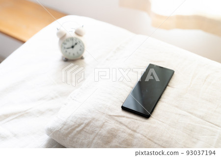 床上的智能手機和鬧鐘 床上的智能手機和鬧鐘 93037194