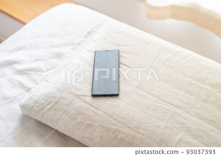 床上的智能手機 床上的智能手機 93037393