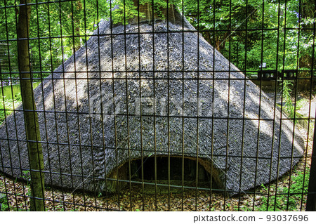 Yoyogi Hachiman Ruins (Jomon period pit dwelling) in the precincts of Yoyogi Hachimangu Shrine, Tokyo Yoyogi Hachiman Ruins (Jomon period pit dwelling) in the precincts of Yoyogi Hachimangu Shrine, Tokyo 93037696