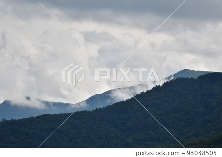 A cloud over the mountain A cloud over the mountain 93038505