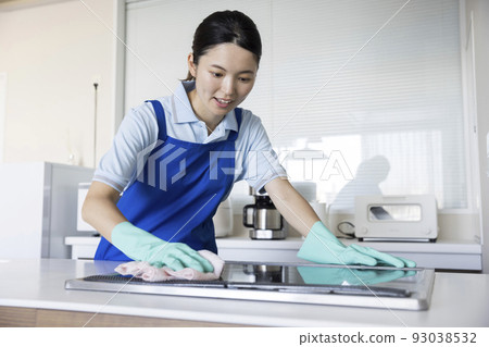 清潔廚房的女性家政人員 清潔廚房的女性家政人員 93038532
