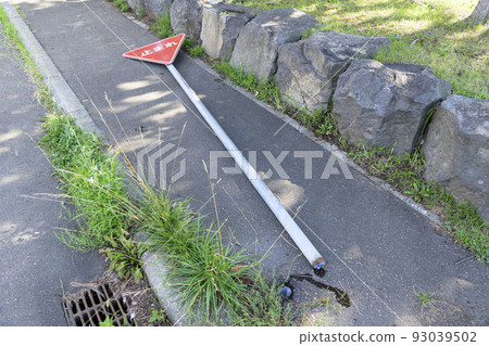 掉落的路標(因狗尿引起的腐蝕事故) 掉落的路標(因狗尿引起的腐蝕事故) 93039502