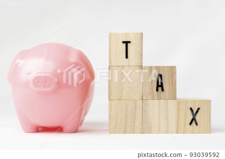 木塊稅和存錢罐。減稅的圖片 木塊稅和存錢罐。減稅的圖片 93039592