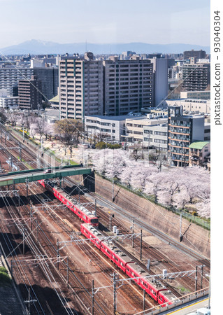沿鐵路俯瞰櫻花樹的名古屋市景 沿鐵路俯瞰櫻花樹的名古屋市景 93040304