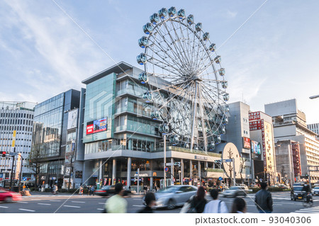 Scenery to see a Ferris wheel in the downtown area of a big city 93040306