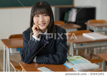 一個高中女生在學校教室休息時下巴休息的畫像 93041991