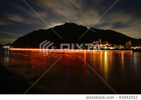 月光下的岐阜城和長良川鸕鶿捕魚的光跡 月光下的岐阜城和長良川鸕鶿捕魚的光跡 93042032