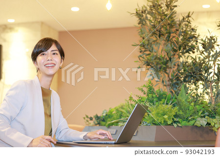 女商人 3 在一個綠色的免費地址辦公室 女商人 3 在一個綠色的免費地址辦公室 93042193