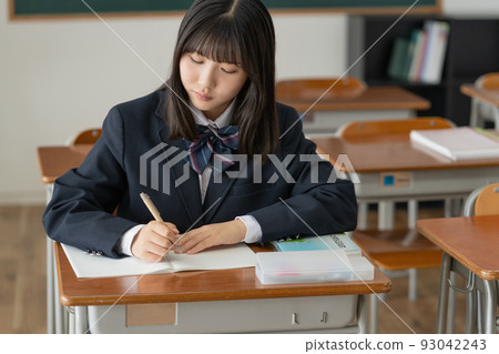 在學校教室學習的高中女生 93042243
