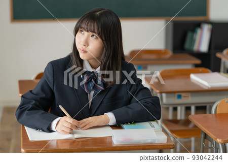 在學校教室學習的高中女生 在學校教室學習的高中女生 93042244