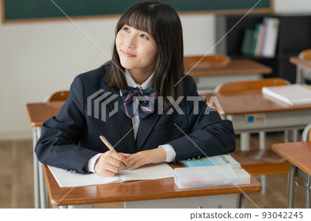 在學校教室學習的高中女生 在學校教室學習的高中女生 93042245
