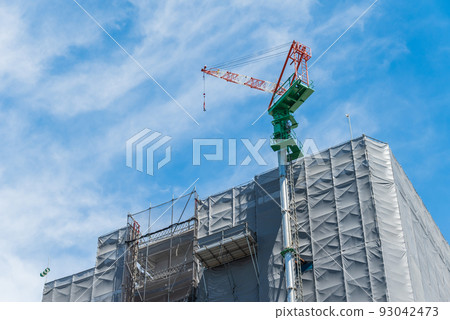 有明亮的藍天的建造場所 有明亮的藍天的建造場所 93042473