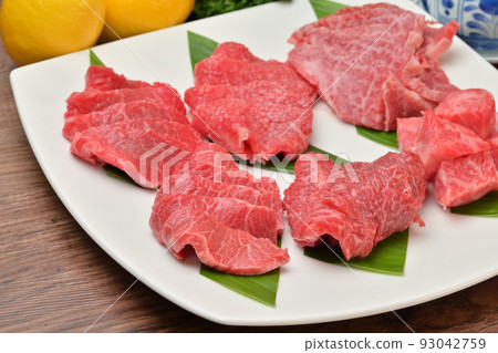 A set of domestic beef, raw meat and meat for yakiniku, and various parts of yakiniku. Part details are unknown. 93042759