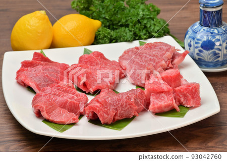 A set of domestic beef, raw meat and meat for yakiniku, and various parts of yakiniku. Part details are unknown. 93042760