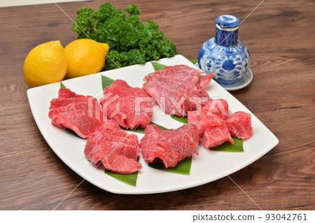 A set of domestic beef, raw meat and meat for yakiniku, and various parts of yakiniku. Part details are unknown. 93042761