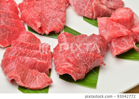 A set of domestic beef, raw meat and meat for yakiniku, and various parts of yakiniku. Part details are unknown. 93042772