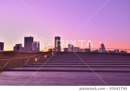 橫濱港大山橋和橫濱港未來的夜景 橫濱港大山橋和橫濱港未來的夜景 93043799