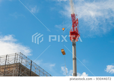 起重機在建築工地卸料 93044072